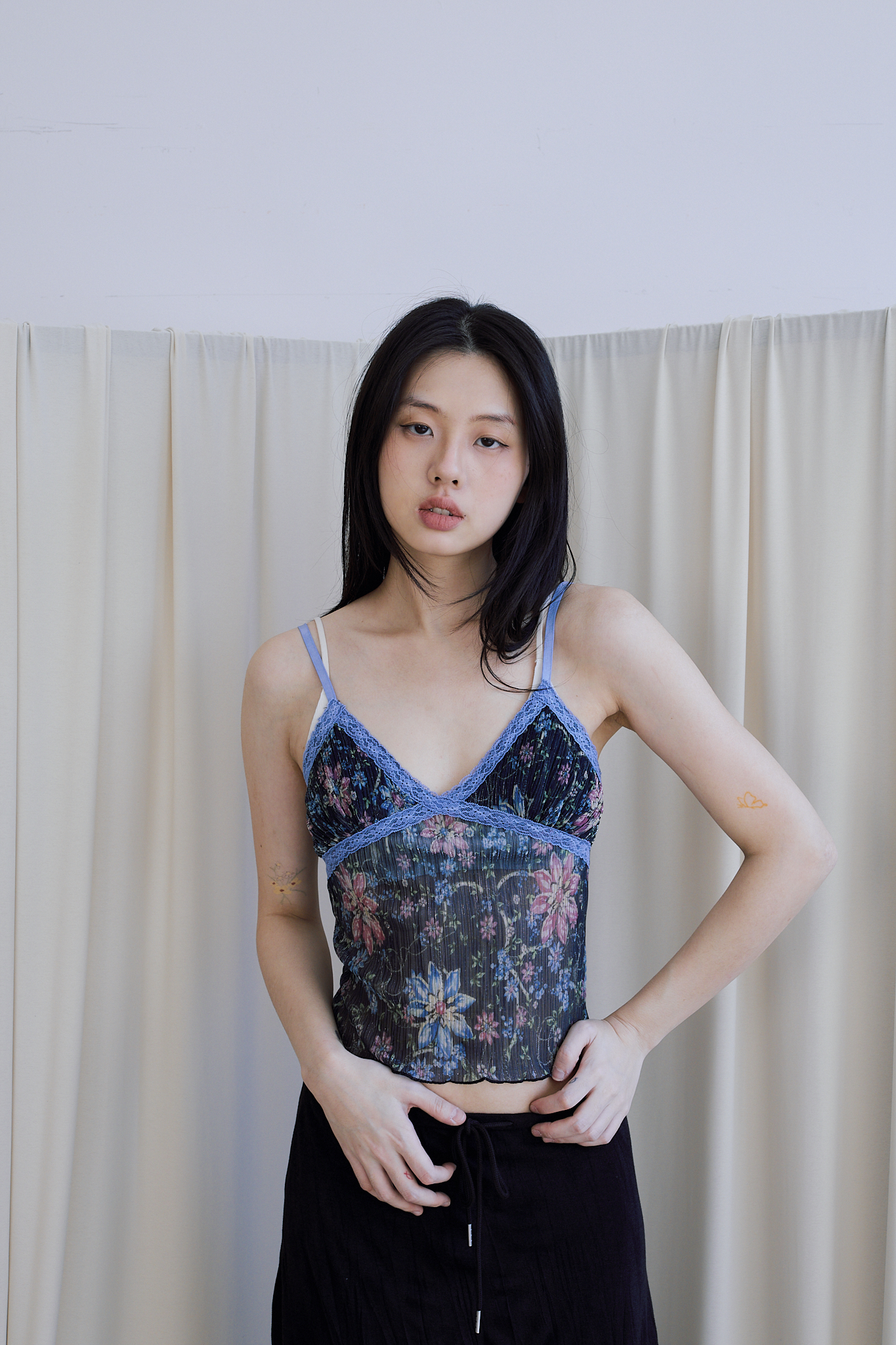 碎花蕾絲細褶背心